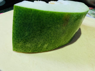 1、冬瓜薏米排骨汤,冬瓜洗净