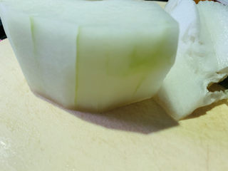 2、冬瓜薏米排骨汤,去皮