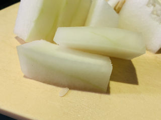 3、冬瓜薏米排骨汤,切大块