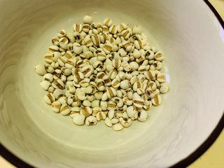 5、冬瓜薏米排骨汤,取出适量