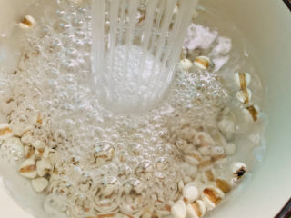 6、冬瓜薏米排骨汤,洗净