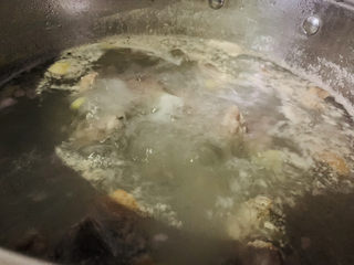 7、冬瓜薏米排骨汤,排骨焯水