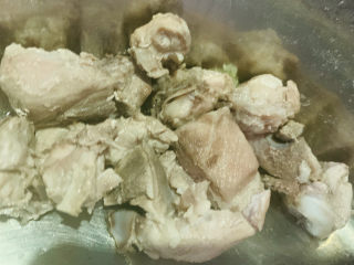 8、冬瓜薏米排骨汤,捞出,再用清水清洗干净