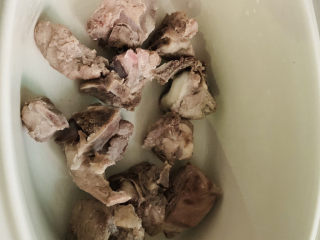 9、冬瓜薏米排骨汤,放入炖锅