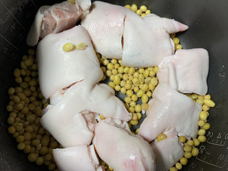 1、黄豆猪脚汤,猪脚切块，泡出血水，黄豆浸泡2小时