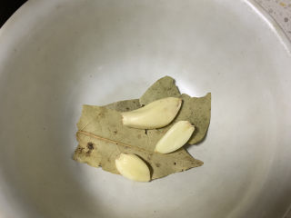 2、黄豆猪脚汤,准备3个蒜瓣，3片香叶