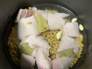 3、黄豆猪脚汤,倒入电饭煲，加水没过猪脚