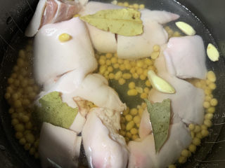 4、黄豆猪脚汤,加入料酒，白酒，花椒粉