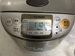 5、黄豆猪脚汤,用电饭煲炖煮