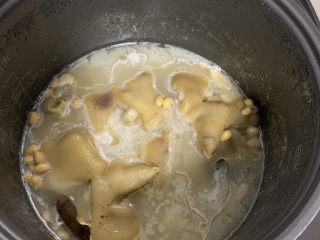 6、黄豆猪脚汤,焖煮熟以后