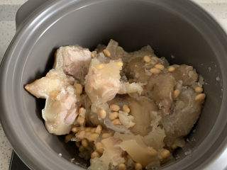 7、黄豆猪脚汤,将猪脚转移至砂锅内