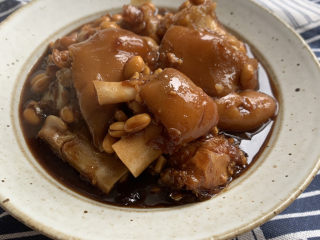 11、黄豆猪脚汤,最后根据个人口味加适量的盐