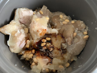 8、黄豆猪脚汤,就加生抽、老抽