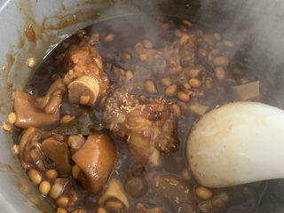 10、黄豆猪脚汤,将汤汁收至一半，此时已比较入味了