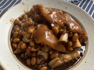 12、黄豆猪脚汤,最后盛盘即可