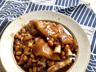 15、黄豆猪脚汤,色香味俱全，慢慢享用