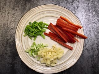 3、茭白炒肉丝,红椒切长段，大蒜切碎，香葱切小段