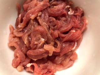 4、茭白炒肉丝,猪肉切细丝