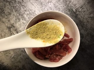 7、茭白炒肉丝,加入半勺胡椒粉
