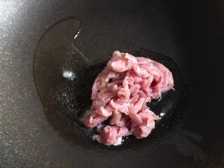 10、茭白炒肉丝,锅烧热，放入少许油，加入肉丝