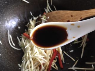 16、茭白炒肉丝,加入2勺生抽