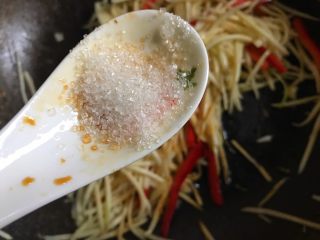 17、茭白炒肉丝,加入半勺白糖