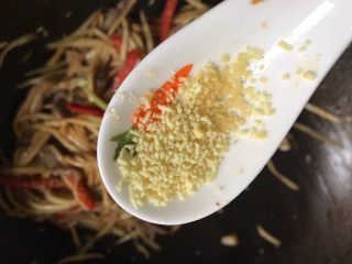 20、茭白炒肉丝,加入半勺鸡精翻炒均匀，关火