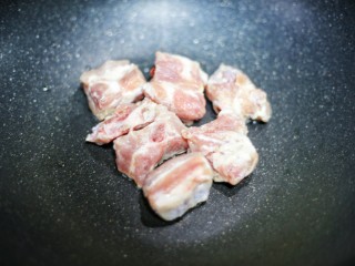 2、【宝宝辅食】胡萝卜玉米排骨汤,排骨放入锅中，