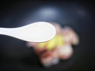 4、【宝宝辅食】胡萝卜玉米排骨汤,一勺料酒。