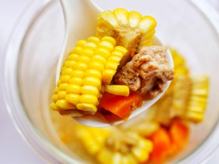 15、【宝宝辅食】胡萝卜玉米排骨汤,好喝。