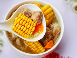 17、【宝宝辅食】胡萝卜玉米排骨汤,宝宝超爱。