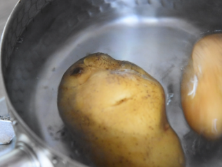 1、土豆这样做，吃起来口感丰富，外脆里嫩！,土豆洗净，放入沸水中煮15分钟