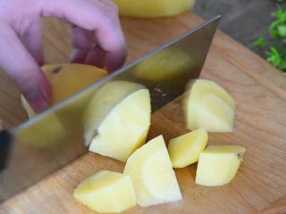 4、土豆这样做，吃起来口感丰富，外脆里嫩！,土豆切成小块，备用