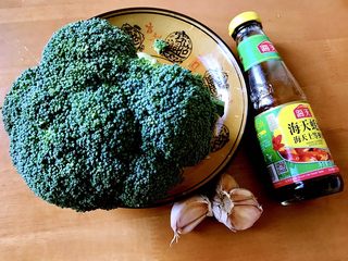 1、蒜蓉西兰花,准备食材