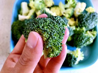 2、蒜蓉西兰花,西兰花切成小块