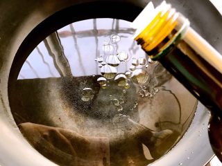 3、蒜蓉西兰花,锅里加水，加一滴油烧开