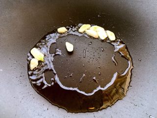 6、蒜蓉西兰花,起油锅放蒜片煸炒