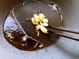7、蒜蓉西兰花,蒜片炒至焦糊盛出