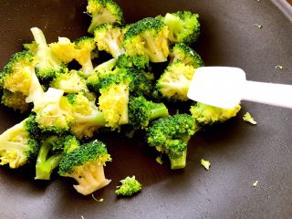 8、蒜蓉西兰花,加少许盐翻炒均匀