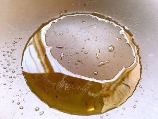 9、蒜蓉西兰花,盛出西兰花摆好造型，另起油锅