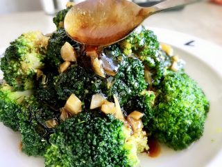 11、蒜蓉西兰花,西兰花上淋上酱汁～