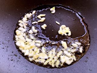 10、蒜蓉西兰花,倒入蒜蓉