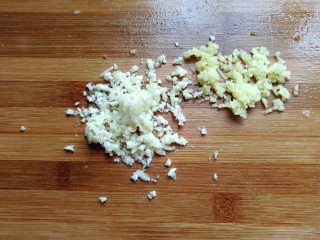 5、凉拌鸡丝,姜蒜适量，切末备用