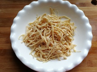 10、凉拌鸡丝,最后再加入适量白芝麻和少许温水搅拌均匀