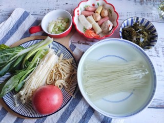1、砂锅米线,准备食材