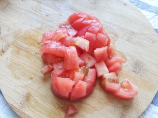 2、砂锅米线,西红柿去皮切小块