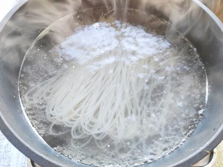 3、砂锅米线,水沸腾，加入米线煮至八分熟