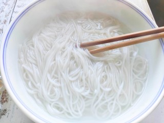 4、砂锅米线,捞出过凉水