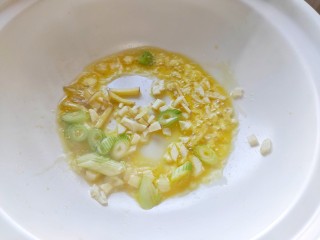 5、砂锅米线,油热，加入葱姜蒜，炒香