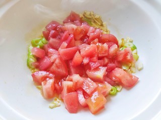 6、砂锅米线,加入西红柿